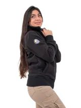 Campera negra de micropolar doble pesado con cuello alto y cierre frontal.