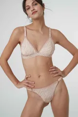 Conjunto de ropa interior con corpiño triangular sin aro y bombacha tipo colaless, ambos con estampado de cebra en tonos beige y blanco, y detalles de puntilla en los bordes.