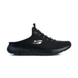 Zapatilla deportiva tipo mule (sin talón) de Skechers, color negro, con parte superior de malla deportiva y cordones elásticos decorativos. Presenta el logo 'S' de Skechers en el lateral y una plantilla acolchada Skechers Memory Foam.