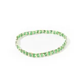 Pulsera elástica con cuentas de tila rectangulares color verde esmeralda y detalles dorados.