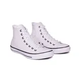 Championes Converse Chuck Taylor All Star de caña alta, color blanco de cuero, con detalles en negro en la suela y ojales metálicos.