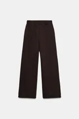 Pantalón de felpa de tiro alto con cintura elástica y corte recto. Cuenta con bolsillos laterales ocultos en la costura y bajo ajustable con cordón elástico y stoppers.