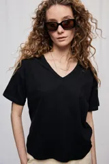 Remera negra de manga corta con escote en V y silueta amplia.