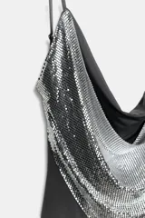 Vestido mini de escote drapeado con detalle de tejido de malla metálica a contraste en el frente. Posee tirantes finos ajustables y espalda descubierta.