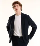 Blazer de hombre, corte clásico, color azul marino, con solapa de muesca y dos botones frontales.