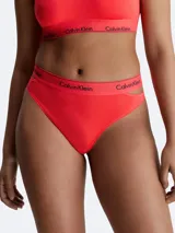 Bombacha de tiro alto color rojo, con cintura elástica que lleva el logo de Calvin Klein y recortes laterales que exponen la piel.