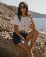 Short de lino color azul marino, de tiro alto, con bolsillos laterales y e incluye un cinto de rafia con hebilla redonda.