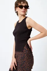 Musculosa negra de tejido acanalado, sin mangas, con detalle de trenzado lateral ajustable.