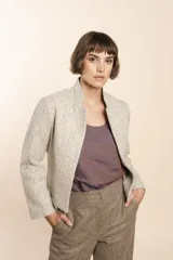 Chaqueta de sastrería entallada con cuello erguido, forrada y confeccionada en lana fina sin teñir, diseñada exclusivamente por Don Baez. Ideal para un look formal.