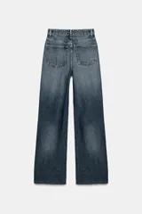 Jeans de tiro alto y estilo wide leg, con diseño de cinco bolsillos, lavado oscuro con efecto desgastado, pierna ancha larga y bajo sin costuras.