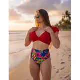 Conjunto de bikini United Uy modelo Tiro Alto Ani, compuesto por un corpiño rojo liso de tipo triángulo con mangas cortas con volados y una bombacha de tiro alto con estampado floral sobre base azul.