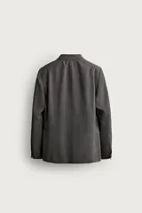 Blazer gris de corte regular fit con patrón a cuadros, confeccionada en tejido con mezcla de lana. Cuenta con cuello de solapa de muesca, cierre frontal de botonadura sencilla, bolsillos con solapa en la cadera, bolsillo de vivo en el pecho y aberturas en la espalda.