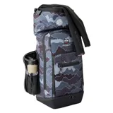 Mochila Rip Curl modelo F-Light Surf 45L Search, color gris con diseño estampado de montañas y base negra. Cuenta con múltiples compartimentos con cierre y detalles de la marca.