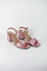 Sandalias de fiesta metalizadas color celeste, con taco cuadrado de 4 cm, tiras delanteras acolchadas y tira ajustable al tobillo con hebilla dorada.