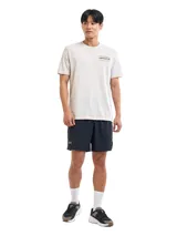 Short deportivo Under Armour modelo Launch de 7 pulgadas, color negro. Confeccionado en tejido ligero y duradero con paneles de malla para ventilación, cuenta con forro interior, cintura elástica con cordón y bolsillos laterales.