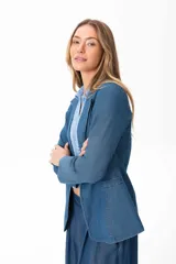 Blazer celeste de jean liviano, con solapas y bolsillos frontales.