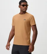Remera deportiva Get Over de poliamida texturizada color tostado, con cuello redondo, mangas cortas y estampa localizada en el frente.