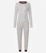 Pijama largo de dos piezas confeccionado en tejido acanalado de poliéster y viscosa. Consta de una remera de manga larga con cuello redondo en contraste y un pantalón con cintura elástica y puños ajustados. Ambos presentan una estampa integral con motivos de Winnie The Pooh en tono oscuro sobre fondo claro.