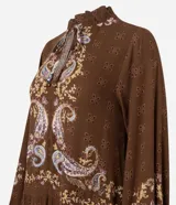 Vestido midi de viscosa color marrón con estampado paisley en tonos claros. Presenta cuello alto, mangas largas con puños ajustados y un lazo frontal en la cintura que permite entallar la prenda.