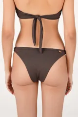Calzón de bikini Garnet de tiro bajo, color marrón, con frente cavado, pretina angosta y tirantes laterales anchos de curva ascendente.