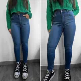 Pantalón de jean chupín de tiro alto, color azul claro.