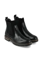 Botin tipo Chelsea de caña corta color negro, confeccionado en cuero con textura efecto reptil y detalles de nobuk, con elásticos laterales y suela track con detalle en tono madera.
