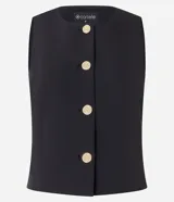 Chaleco negro de corte sastrero, con cuello redondo y botones metálicos.