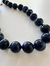 Collar de doble vuelta compuesto por cuentas circulares de color azul intenso con acabado brillante.