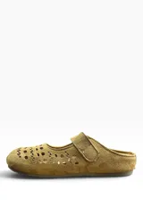 Zueco de gamuza color camel con diseño calado, puntera redondeada y tira en el empeine con hebilla metálica ajustable.