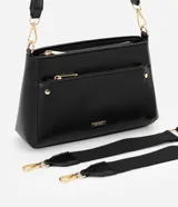 Cartera bandolera de poliuretano color marrón oscuro, con estructura firme y tamaño mediano. Cuenta con un bolsillo frontal con cierre, herrajes metálicos dorados, cierre principal y correa ajustable y desmontable.
