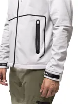 Campera softshell negra con capucha ajustable, cierre frontal completo y bolsillos laterales con cierre. Presenta puños con ajuste de velcro y logo de la marca estampado en el pecho.