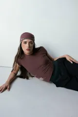 Top negro con estampado gráfico en el frente, corte irregular y mangas cortas.