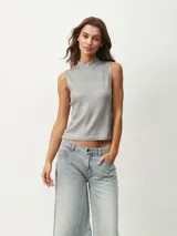 Musculosa sin mangas color plateado con cuello alto y textura acanalada.