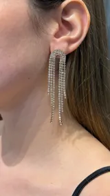 Caravanas colgantes en forma de arco con múltiples hileras de cristales brillantes que caen en cascada.