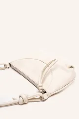 Cartera bandolera de cuero marrón con forma relajada, diseño de costuras curvas y detalles de nudos hechos a mano en las asas.