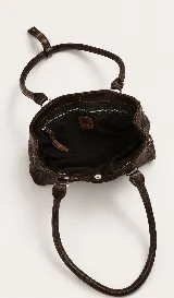 Cartera tipo baguette de cuero con textura, diseño rectangular y correas largas para hombro. Cuenta con forro interior, bolsillo amplio y broches laterales para ajustar su tamaño.