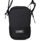 Bandolera pequeña Converse de diseño compacto y funcional, confeccionada en tejido resistente color negro. Cuenta con correa ajustable para llevar al hombro o cruzada, cierre principal y parche con logo de la marca en la parte frontal.