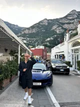 Bermuda negra de vestir, corte ancho y largo a la rodilla.