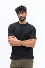 Remera básica de hombre con cuello redondo y mangas cortas, confeccionada en algodón. Presenta un pequeño logo bordado en el pecho.