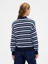 Buzo de punto tipo polo con diseño de rayas horizontales en azul marino y celeste. Presenta cuello camisero con cierre frontal de botones, mangas largas y puños ajustados.