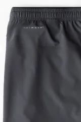 Short de running confeccionado en tejido funcional con tecnología DryMove que absorbe el sudor. Presenta corte estándar, cintura elástica con cordón de ajuste oculto, bolsillos laterales con cierre y suspensor interior de malla. Incluye aberturas laterales y detalle de logo reflectante.