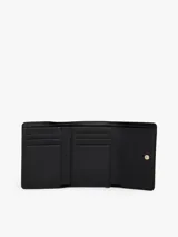 Billetera plegable (trifold) de color negro con acabado liso. Presenta un cierre de solapa y un bolsillo exterior con cremallera. En el frente lleva un dije metálico con el monograma TH en tono dorado.