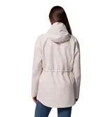 Campera impermeable Columbia modelo Hikebound II, color beige claro, con cuello alto, cierre frontal oculto y puños ajustables con velcro. Presenta el logo de la marca bordado en el pecho y tecnología Omni-Tech en la manga.