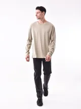 Remera blanca de manga larga, corte holgado y cuello redondo.