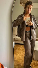 Pantalón de cuero color marrón con textura vintage.