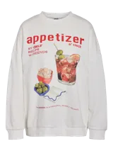 Buzo oversize de color blanco, de manga larga con hombros caídos y puños y cintura elásticos acanalados. Cuenta con un gran estampado frontal ilustrado con un vaso de trago, aceitunas, papas fritas y la leyenda "appetizer o' clock".