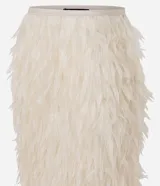 Pollera midi recta de color crudo, con textura de flecos y pelo sintético, corte por debajo de la rodilla y forro interior.