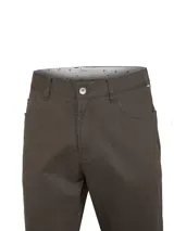 Pantalón casual de gabardina color marrón oscuro, de corte recto y silueta contemporánea, con tecnología de elasticidad, diseño de cinco bolsillos y trabillas para cinturón.