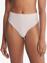 Colaless de talle alto Calvin Klein confeccionada en microfibra elástica con diseño invisible y sin costuras. Presenta un corte de cintura alta y logo de la marca estampado en el frente.