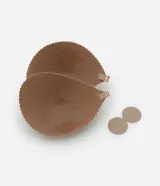 Soutien adhesivo color beige, sin breteles ni espalda, con copas moldeadas y cierre frontal tipo clip. Incluye protectores de pezón redondos adhesivos.